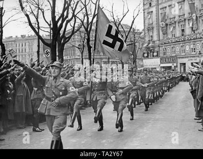 Die Österreichische Legion marschiert durch Wien Vergangenheit das Hotel Imperial. Nach der Annexion Österreichs an das Deutsche Reich, der Österreichischen SA-Männer nach Österreich zurück. Stockfoto