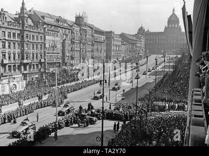 Im Zuge der Besetzung der Tschechoslowakei, eine militärische Parade findet am Wenzelsplatz. Eine Straße ist mit Hakenkreuzen verziert. Am Ende der Straße, das National Museum. Die erste slowakische Republik wurde auf Hitlers Befehl im März 1939 gegründet, und Böhmen und Mähren wurden von der Wehrmacht besetzt. Stockfoto