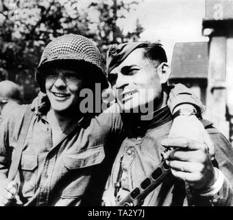 Eine Amerikanische (links) und eines sowjetischen Soldaten bei einem Treffen der beiden Armeen in Torgau. Stockfoto