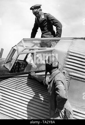 Ein Student Pilot der Luftwaffe sitzt im Cockpit eines militärischen Flugzeugen und erhält Anweisungen von einem Offizier (oben) und einem fluglehrer der Luftwaffe (unten). Stockfoto