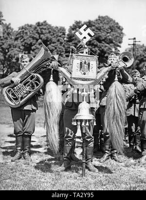 Foto von einer Militärkapelle der Legion Condor, die aus Spanien zurück, bei einer Parade im Lager der Truppe in Doeberitz in der Nähe von Berlin am 3. Juni 1939. In den vorderen, gibt es den türkischen Halbmond gespendet von General Francisco Franco mit dem Nationalen Spanischen Wappen und ein Hakenkreuz. Auf der linken Seite Es gibt Tubisten, auf der rechten Seite, Posaune Spieler. Stockfoto