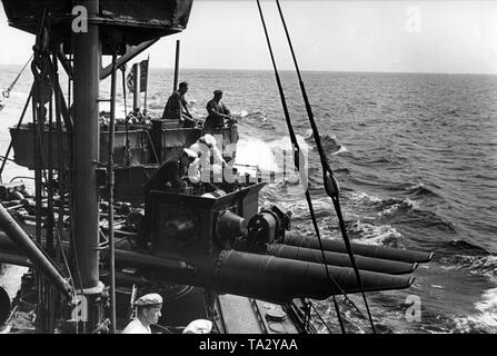 Blick auf die Tube set von einem torpedoboot. Dies ist drehbar in alle Richtungen und den Betrieb der Leitung eingestellt ist in Verbindung mit der Brücke, von wo aus die Befehle an die Mannschaft gegeben sind. Stockfoto