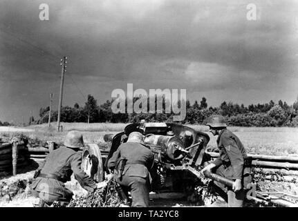 Ein deutscher Panzerabwehr Kanone (7,5 cm Pak 97/38) in einer Position, in der Nähe der Stadt Lithuanian-Latvian Birsen auf der Grenze. Im Laufe der Operation Bagration, der Wehrmacht war weit im Westen im Sommer 1944 geschoben. In den Baltischen Staaten, den deutschen Einheiten waren in der Lage, auf relativ lange zu halten. Foto der Propaganda Firma (PK): Kriegsberichterstatter Schwoon. Stockfoto