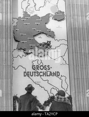 Seit der Annexion Österreichs an das Deutsche Reich gehört. Die Karte des Größeren Deutschland hängt in einem Wiener Department Store. Stockfoto