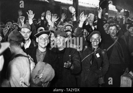 Der ehemalige französische Soldaten, die bereits im Ersten Weltkrieg teilgenommen hatten, sind aus deutscher Gefangenschaft befreit und mit dem Zug am Bahnhof von Chalons-sur-Marne ankommen. Stockfoto