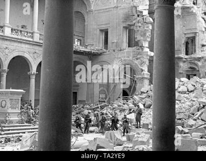 Spanische Soldaten besuchen, die Terrasse des befreiten Alcazar von Toledo nach seiner Eroberung am 26. September 1936. Auf der linken Seite, die Statue von König Karl V. (Carlos V, Habsburg, 1500-1558). Stockfoto