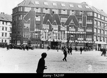 Die Karl-Liebknechthaus am 1. Mai, dem Beginn der so genannten "Blutmai" ("Blutigen"), die vom 1. bis zum 3. Mai, 1929 dauerte. Das Haus diente als parteizentrale der KPD und der Redaktion der Roten Fahne. Seit 1928, Open-air-politische Tagungen wurden verboten, aber die KPD rief zu Streiks und Demonstrationen. Im Zuge der Mai Ausschreitungen wurden insgesamt 20 Menschen getötet und 200 von der Polizei verletzt. Stockfoto