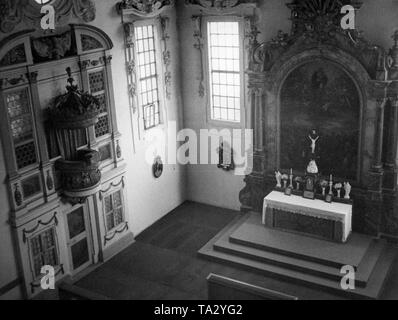 Blick auf den Altar und Kanzel der Kapelle der Moritzburg Jagdschloss in Moritzburg bei Dresden, Sachsen. König August der Starke von Sachsen begann der Bau der barocken Anlage im Jahre 1703 auf einer künstlichen Insel. Stockfoto