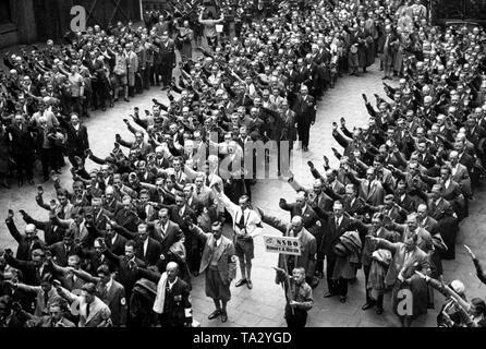 Undatiertes Foto einer Baugruppe der Mitarbeiterinnen und Mitarbeiter der Knorr und Hirth Verlag auf der NSBO (Nationalsozialistische Factory Zelle Organisation), die seit 1933 unter dem Dach der DAF. Stockfoto