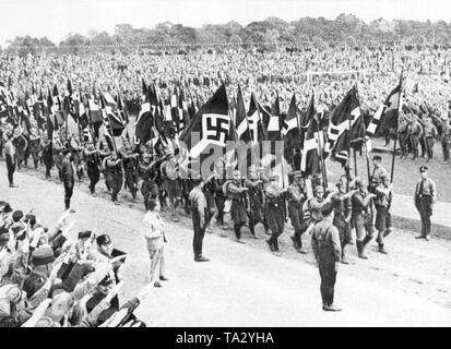 Mitglieder der Hitlerjugend März mit ihren Fahnen vor einer großen Zuschauermenge und andere HJ-Mitglieder auf dem Reichsjugendtag (Reich Tag der Jugend) in Potsdam im Jahr 1932. Stockfoto