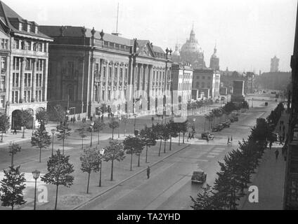 Blick auf den Boulevard Unter den Linden. Links, die Staatsbibliothek zu Berlin, der Universität Berlin, im Hintergrund die Kathedrale. Das Reiterstandbild Friedrichs des Großen eine Schutzabdeckung aus Beton erhielt es von Luftangriffen zu schützen. Stockfoto