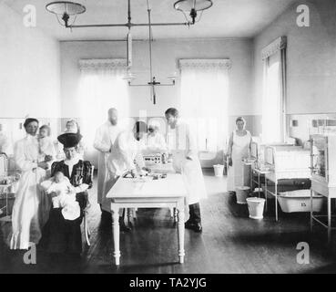 Die Gärtnerei der Gisela Kinderspital in München. Auf der linken Seite sitzen, Gisela von Österreich, Prinzessin von Bayern. Stockfoto