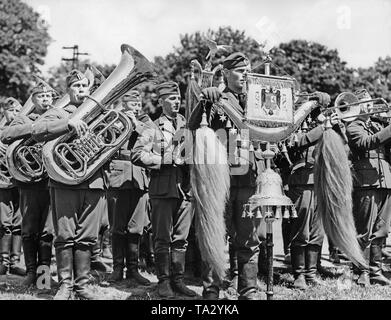 Foto von einer Militärkapelle der Legion Condor, die aus Spanien zurück, bei einer Parade im Lager der Truppe in Doeberitz in der Nähe von Berlin am 3. Juni 1939. In der Front, ist dem türkischen Halbmond gespendet von General Francisco Franco mit dem Nationalen Spanischen Wappen und ein Hakenkreuz. Auf der linken Seite Es gibt Tubisten, auf der rechten Seite, Posaune Spieler. Die legionäre tragen die Spanischen mit Schwertern. Stockfoto