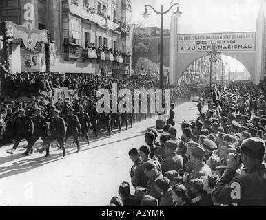 Foto von einer Einheit der Deutschen Legion Condor beim Marschieren auf einer Parade in der Stadt Leon, Kastilien und Leon am 22. Mai 1939. Im Hintergrund ist die Rückseite der Triumphbogen, die zu Ehren der deutschen Freiwilligen Union durch die Stadt von Leon gespendet wurde. Eintragung in Spanisch: Die spanische Falange von Leon begrüßt seine nationalen Führer. Stockfoto