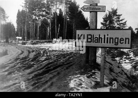 Soldaten der Wehrmacht geändert Wegweiser in der Sowjetunion. Die beiden Städte in der kl. Blaehlingen und grobe Blaehheim waren ursprünglich Winterquartier der sowjetischen Führung. Foto: Krieg Reporter Beissel. Stockfoto