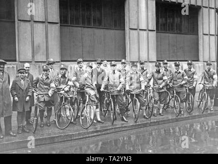 Die Teilnehmer der Meisterschaft von paperboys der Scherl Verlag sind bereit, ein Rennen in Berlin zu starten. Stockfoto