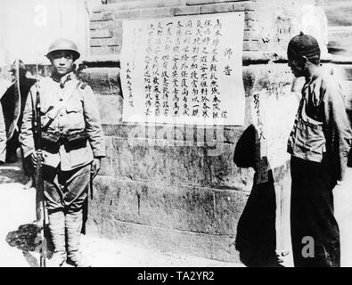 Ein japanischer Soldat steht in Mukden, der Hauptstadt der Mandschurei, die von Japan besetzt wurde, bevor eine Ankündigung des militärischen Kommandanten der Stadt. Stockfoto