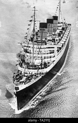 Die "Queen Mary" der Cunard Reederei verlässt den Hafen von Southampton auf Jungfernfahrt nach New York. Stockfoto