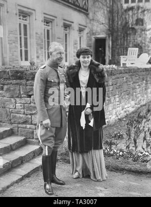 Kronprinz Wilhelm von Preußen Mit seiner Frau Kronprinzessin Cecilie von Mecklenburg vor Schloss Cecilienhof. Das Bild wurde auf der 50. Geburtstag von Kronprinz Wilhelm genommen. Stockfoto