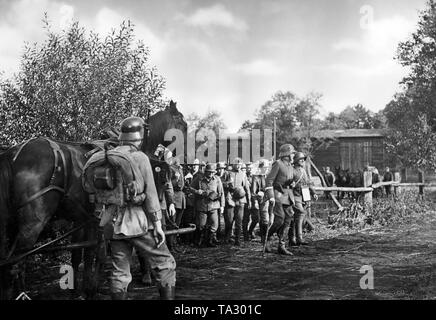 Die UFA-Film "En ohne Vaterland" von 1937 ist über die Freikorps 'Eiserne Division", eine freiwillige Einheit, bestehend aus Deutschen und Baltischen Deutschen kämpfen für die neu gegründeten Baltischen Staaten gegen die sowjetische Rote Armee. Stockfoto