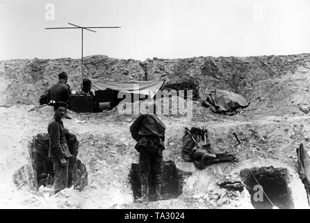 Ein Regiment Gefechtsstand der Waffen-SS an der Ostfront in ein panzerabwehr Graben, der die Wehrmacht von der Roten Armee übernommen hatte. Foto: kriegsberichterstatter Wiesebach. Stockfoto