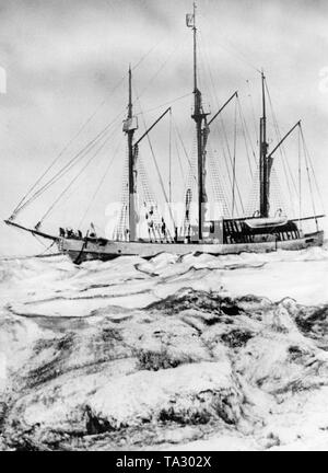Das Expeditionsschiff "Aud" im Antarktischen Eis während einer Expedition der Norwegische Polarforscher Roald Amundsen. Stockfoto