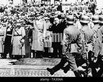 Nach der Besetzung von Böhmen und Mähren, eine militärische Parade der Wehrmacht erfolgt auf dem Wenzelsplatz in Prag. Reichsprotektor von Böhmen und Mähren Konstantin Neurath steht neben der tschechische Präsident Emil Hacha. Sechs Monate nach dem Münchner Abkommen, Hitler besetzten die verbleibenden Bereiche von Böhmen und Mähren und erste slowakische Republik wurde auf seinen Befehl gegründet. Stockfoto