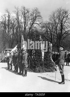 Oberst Karl Egelseer gibt eine Rede vor der Tiroler Jaeger-Regiment auf der Adolf-Hitler-Platz in Innsbruck. Nach der Annexion Österreichs an das Deutsche Reich, die österreichische Armee auf Adolf Hitler vereidigt ist. Vor dem Schreibtisch auf der Linken, der österreichischen, der auf der rechten Deutschen Soldaten. Rechts, Heinrich Doehla. Stockfoto