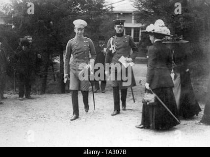 Kronprinz Wilhelm (links) an der Ostern Rennen in Karlshorst in der Nähe von Berlin. Stockfoto