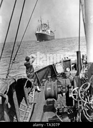 Die HAPAG Dampfer "Hamburg" in den Hafen von Cuxhaven. An Bord waren die sterblichen Überreste der Opfer der Hindenburg Katastrophe von Lakehurst in der Nähe von New York. Stockfoto