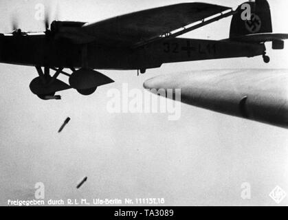 Das Bild zeigt eine Bombardierung Ausübung der Bomber Squadron, das Flugzeug ist wahrscheinlich eine Dornier Do 23. Es ist ein Bild von der NS-Propaganda Film "Flieger, Funker, Kanoniere" von 1937. Stockfoto
