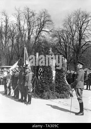 Oberst Karl Egelseer gibt eine Rede vor der Tiroler Jaegerregiment auf der Adolf-Hitler-Platz in Innsbruck. Nach der Annexion Österreichs an das Deutsche Reich, die Österreichischen Truppen sind auf Adolf Hitler vereidigt. Auf der rechten Seite, der deutsche Kommandant Heinrich Doehla. Stockfoto