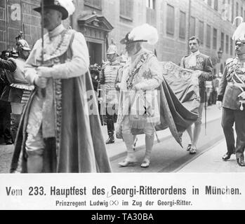 Dieses Foto zeigt Prince Regent Ludwig von Bayern, dem späteren König Ludwig III. von Bayern (Mitte), an der Prozession der Ritter von St. George auf der 23 wichtigsten Festival des Ordens von St. George in München. Die Reihenfolge der St. George war der berühmteste unter den ritterlichen Aufträge, deren Namensgeber war Saint George. Der Auftrag wurde im 12. Jahrhundert in der Zeit der Kreuzzüge gegründet. König Ludwig II. erneuerte die um 1871. Von dann an, die Pflicht der Mitglieder des Ordens war nicht mehr die Verteidigung des christlichen Glaubens, sondern Barmherzigkeit. Im Hintergrund, die Residenz. Stockfoto