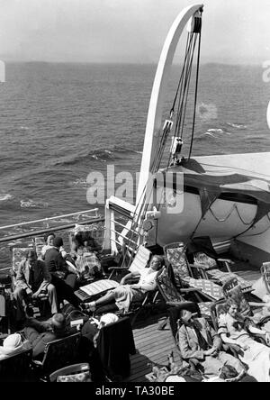 Urlauber sind Sonnenbaden an Bord eines Kreuzfahrtschiffes der NS-Organisation "Kraft durch Freude" ('Stärke durch Freude"). Undatiertes Foto. Stockfoto