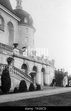 Blick auf der Freitreppe von Schloss Moritzburg in Moritzburg bei Dresden, Sachsen. König August der Starke von Sachsen begann der Bau der barocken Anlage im Jahre 1703 auf einer künstlichen Insel. Stockfoto