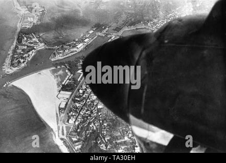 Ein kampfgeschwader der Stukas (wahrscheinlich Junkers Ju 88 dive Bomber) in einen Angriff auf die französische Stadt Le Havre. Hier, brennen Öltanks der Hafenanlage. Foto: kriegsberichterstatter Stift. Stockfoto