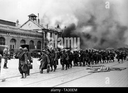 Die französischen Soldaten gehen in Gefangenschaft. Foto: Raemisch Stockfoto