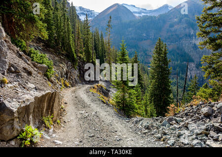 Robuste Mountain Road - Ein herbsttag auf einem malerischen, aber tückisch 4X4 Trail-Black Bear Pass Route, die in San Juan Mountains in Colorado, USA. Stockfoto