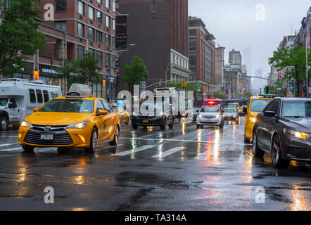 Der Verkehr auf der Sixth Avenue im New Yorker Stadtteil Chelsea an einem regnerischen Montag, 13. Mai 2019. (Â© Richard B. Levine) Stockfoto