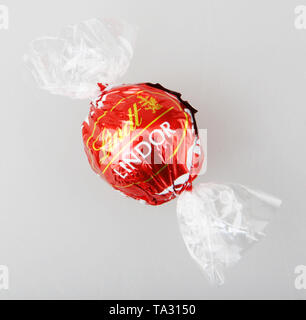 Pomorie, Bulgarien - 16. Mai 2019: Milchschokolade Lindor Trüffel. Lindt ist als Marktführer für Hochwertige Schokolade anerkannt. Stockfoto