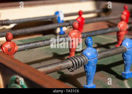 Vintage babyfoot Tischfußball Nahaufnahme alten rustikalen Rot Blau foosball Stockfoto