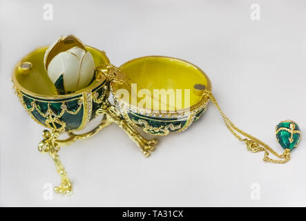 Sankt Petersburg, Russland - Oktober 05, 2015: verzierten grün und gold Faberge Ei Souvenir auf Anzeige im offiziellen Store bei Fabergé Museum für Verkauf Stockfoto