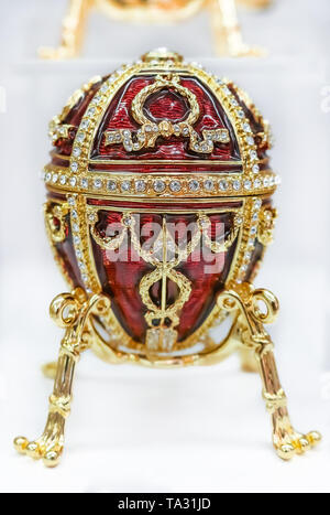 Sankt Petersburg, Russland - Oktober 05, 2015: verzierten rot und gold Faberge Ei Souvenir auf Anzeige im offiziellen Store am Fabergé Museum für Verkauf Stockfoto