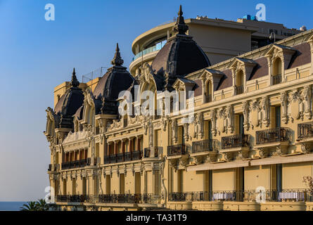 Monte Carlo, Monaco - 20. April 2016: reich verzierte Fassade des berühmten Hotel de Paris, regelmäßig auf der Conde Nast Traveler Gold List aufgeführt Stockfoto