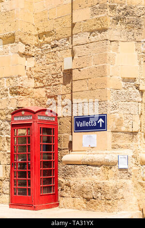 Balzunetta, Malta - 29. APRIL 2019: Street Valletta Namensschild auf dem Kalkstein Wand in der Nähe des Britischen Roten Feld Stockfoto