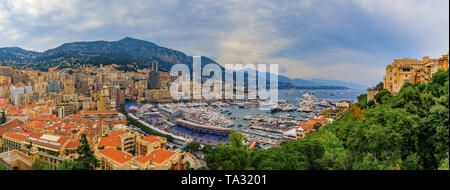 Monte Carlo, Monaco - 27. Mai 2018: Die Stadt Panorama mit luxuriösen Yachten und Apartments in Hafen und Grand steht für den Grand Prix F1 Rennen festgelegt Stockfoto