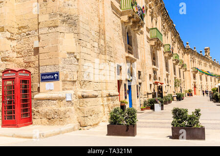 Balzunetta, Malta - 29. APRIL 2019: Street Valletta Namensschild auf dem Kalkstein Wand in der Nähe des Britischen Roten Feld Stockfoto