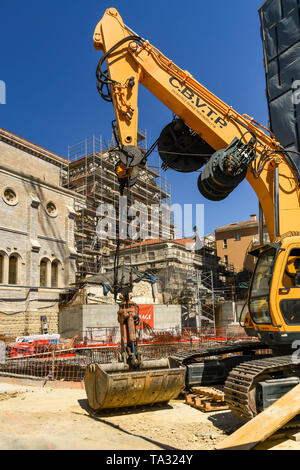 CANNES, Frankreich - April 2019: Bagger mit Schaufel auf einer Baustelle im Zentrum von Cannes. Stockfoto