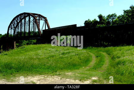 Whiskey Brücke, eine Eisenbahnbrücke über den Brazos River in der Nähe von Caldwell, Texas, USA von Texas Highway 21. Stockfoto