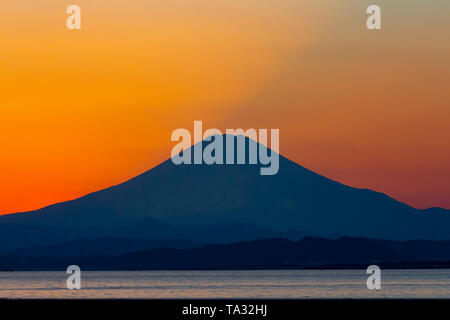 Silhouette des Mount Fuji bei Sonnenuntergang von Enoshima, Japan gesehen Stockfoto